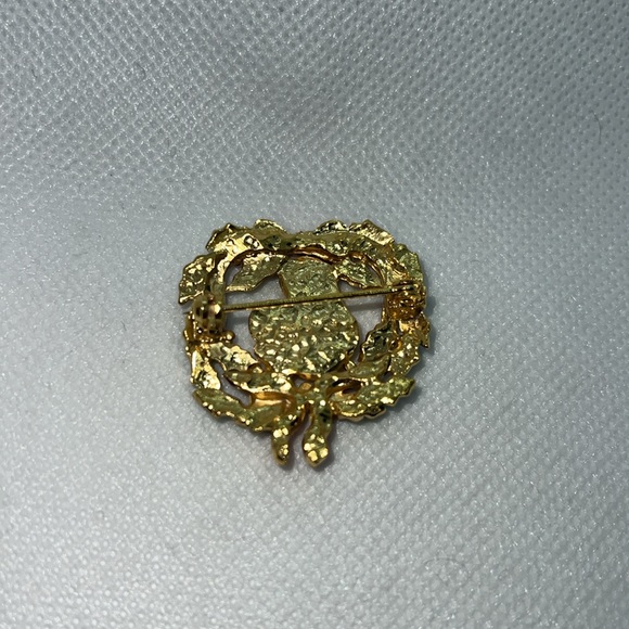 VINTAGE CHRISTMAS ENAMELED PIN MARY & JESUS WITH SHINY POINSETTIAS & RED RIBBON - Picture 3 of 5